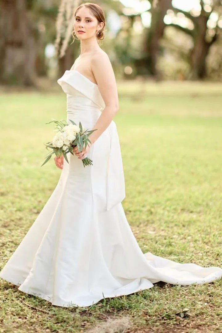 Vestido de novia largo de satén sin tirantes, corte trompeta y cola